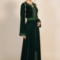 CAFTAN EN VELOURS VERT ÉMERAUDE – BRODERIES TRADITIONNELLES