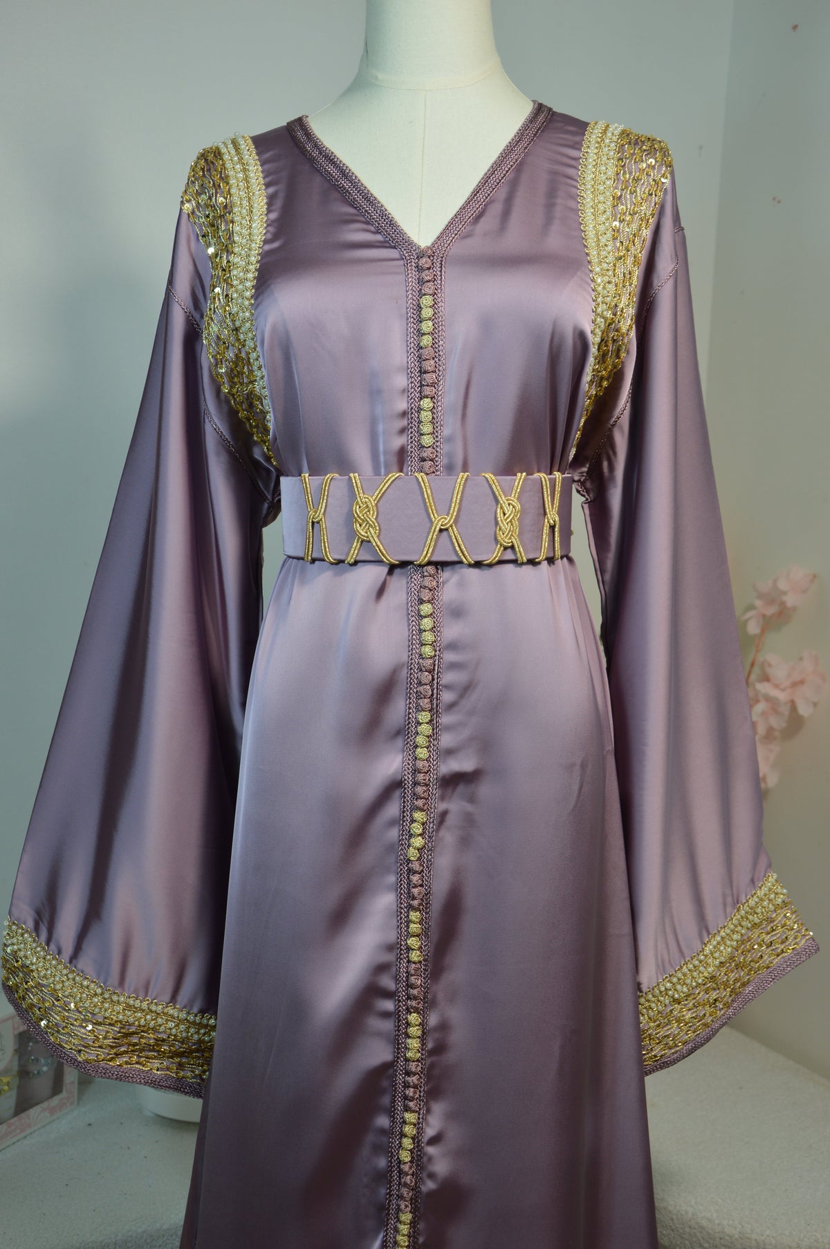 CAFTAN DRAP DE SOIE AVEC BRODERIES DORÉES - LILAS