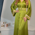 CAFTAN DRAP DE SOIE AVEC BRODERIES DORÉES – VERT PISTACHE