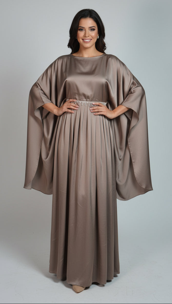 Abaya Farasha Marron Satinée avec Ceinture Perlée et Foulard