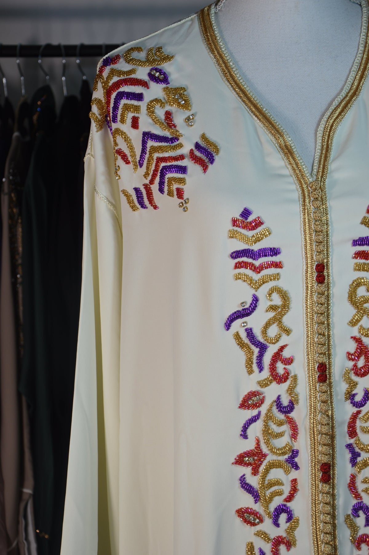 Caftan Blanc Nacré – Élégance Marocaine & Silhouette Sublimée