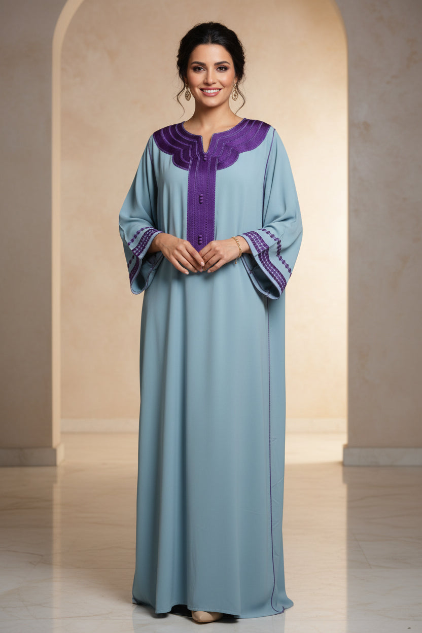 Gandoura Bleu Ciel Col Violet – Douceur & Raffinement Marocain