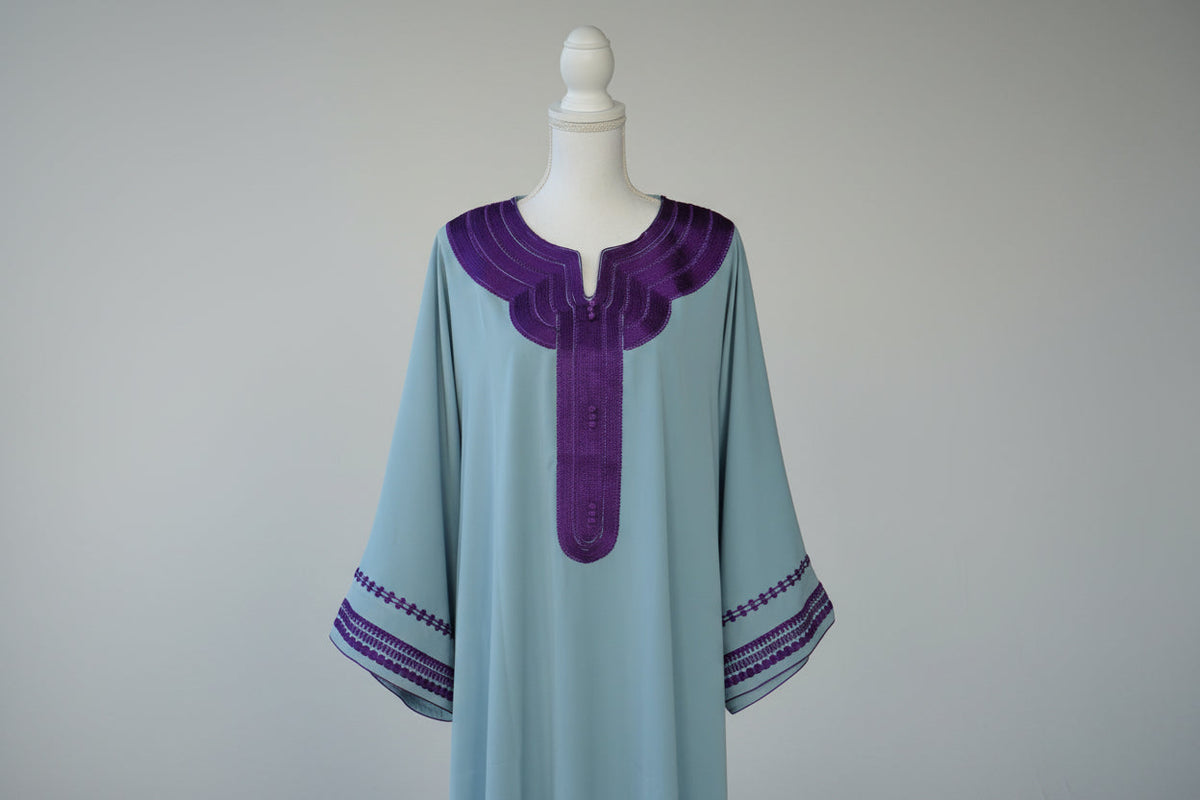 Gandoura Bleu Ciel Col Violet – Douceur & Raffinement Marocain