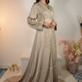 Takchita “Noura” – Blanc sablé, broderies ton sur ton