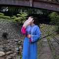 Caftan Bleu Indigo à Plastron Jacquard & Ceinture Fuchsia