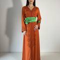 Caftan Safran Élégance — Ceinture Verte Satinée